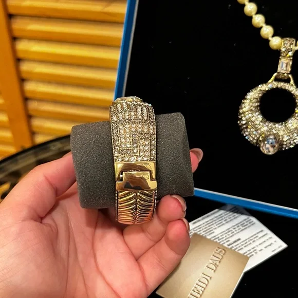 Heidi Daus White Pearl & Crystal Necklace/Bracelet Set 🤍💎 - Picture 8 of 13